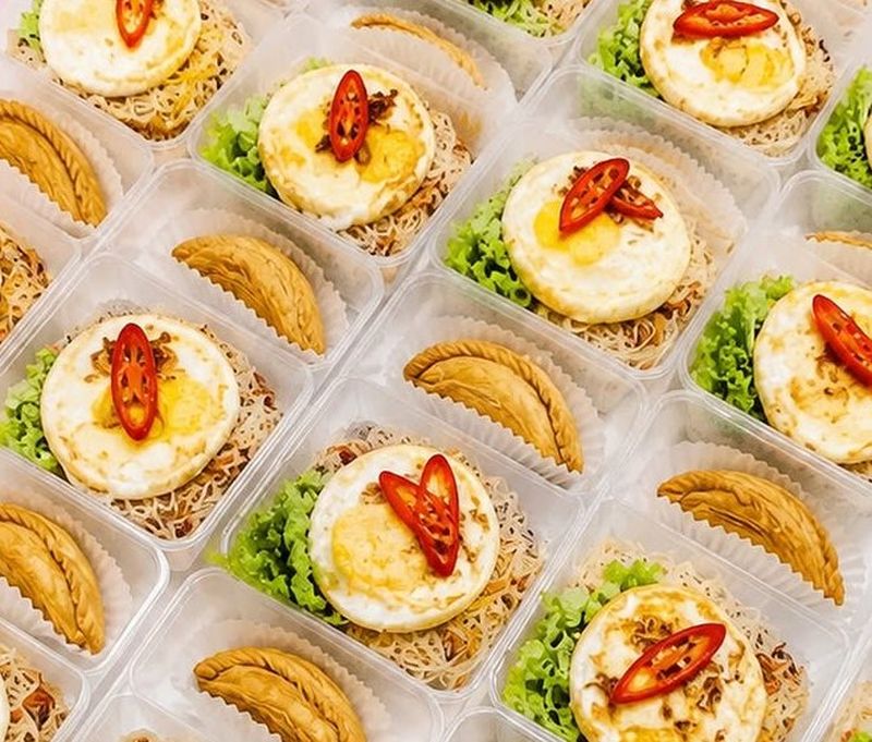 Set bihun goreng Singapore dengan telur mata dan karipap
