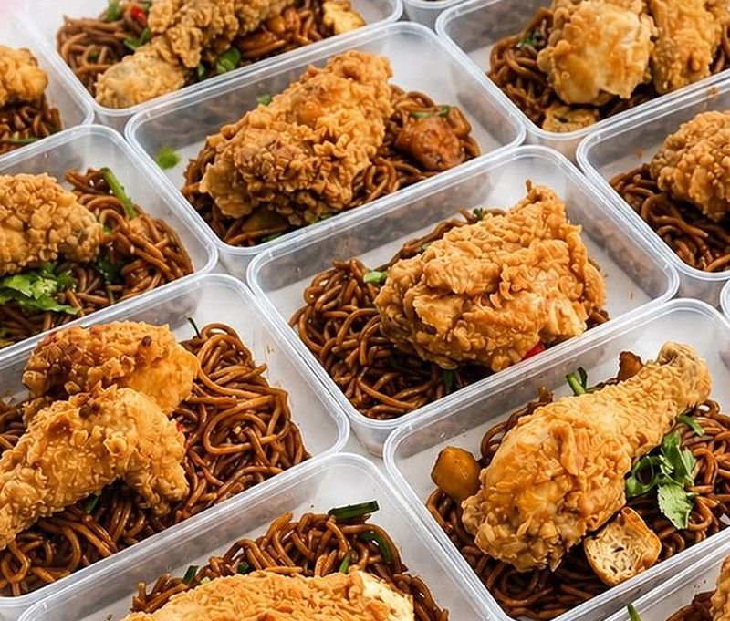Set mee goreng mamak dengan ayam goreng crispy