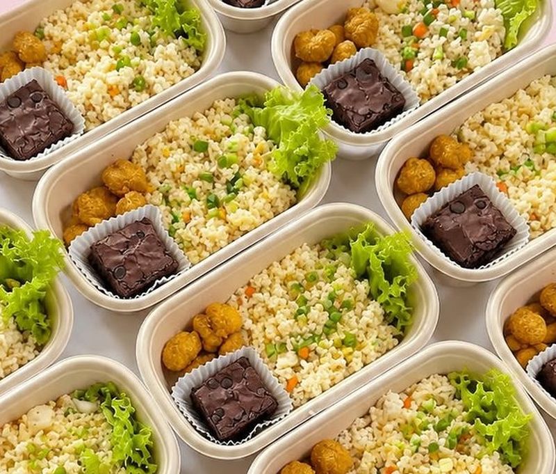Nasi goreng Cina dengan chicken popcorn dan brownies