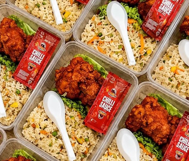 Nasi goreng dengan ayam goreng mamak