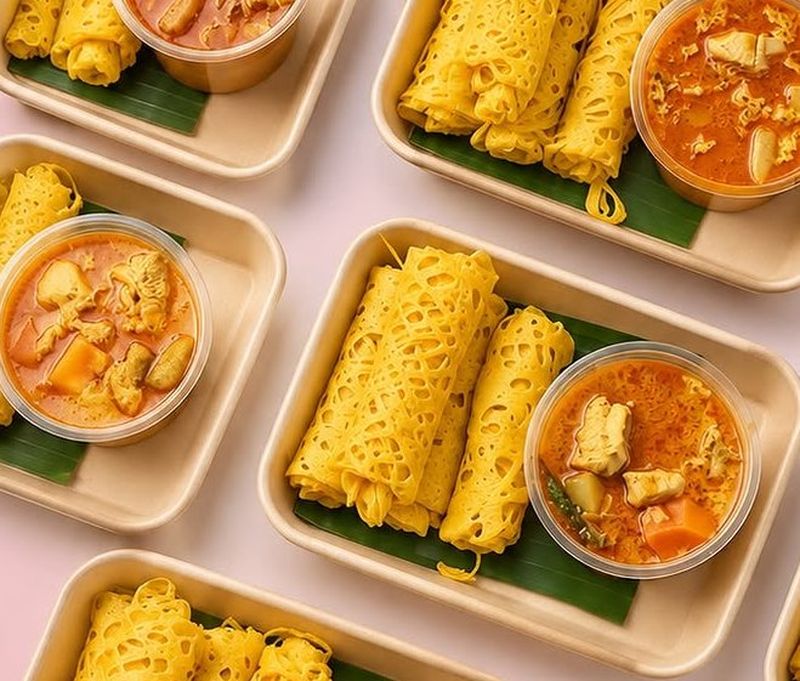 Set roti jala dengan kuah kari ayam