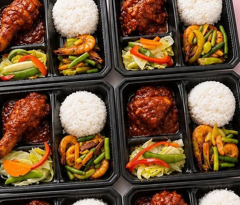 Set nasi putih sambal ayam dengan udang goreng kunyit