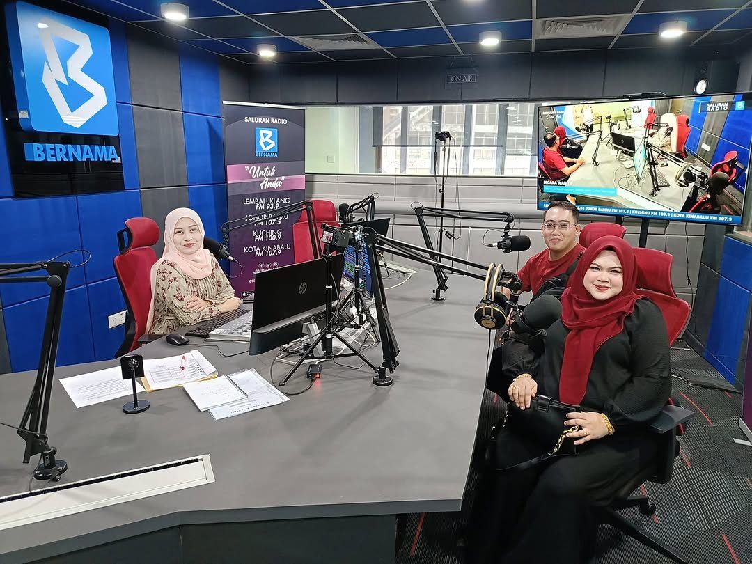 Pengasas The Mimie's ditemu bual di studio Bernama Radio
