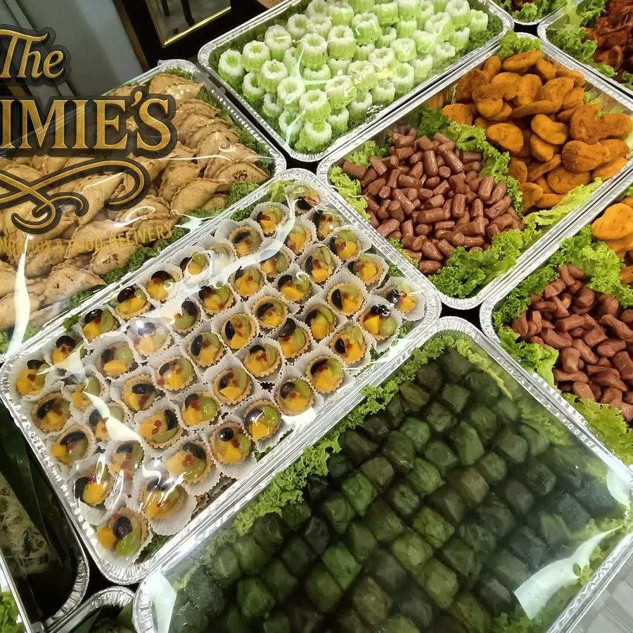 Dulang kuih tradisional pelbagai warna