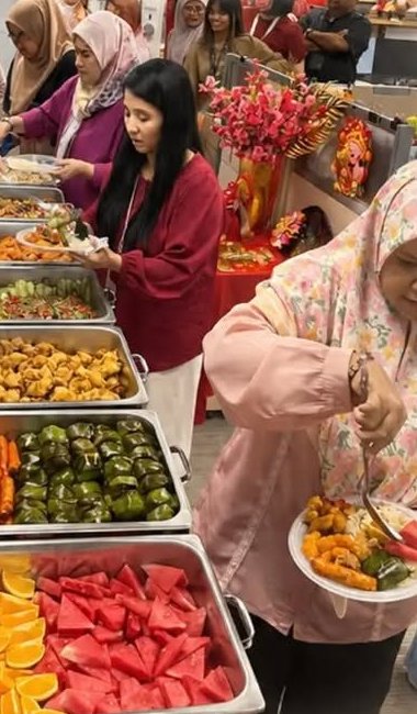 Tetamu mengambil makanan di barisan buffet The Mimie's